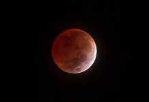 Un eclipse total tiñe la Luna de rojo