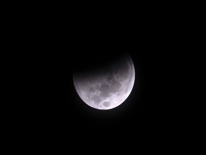 Un eclipse total tiñe la Luna de rojo