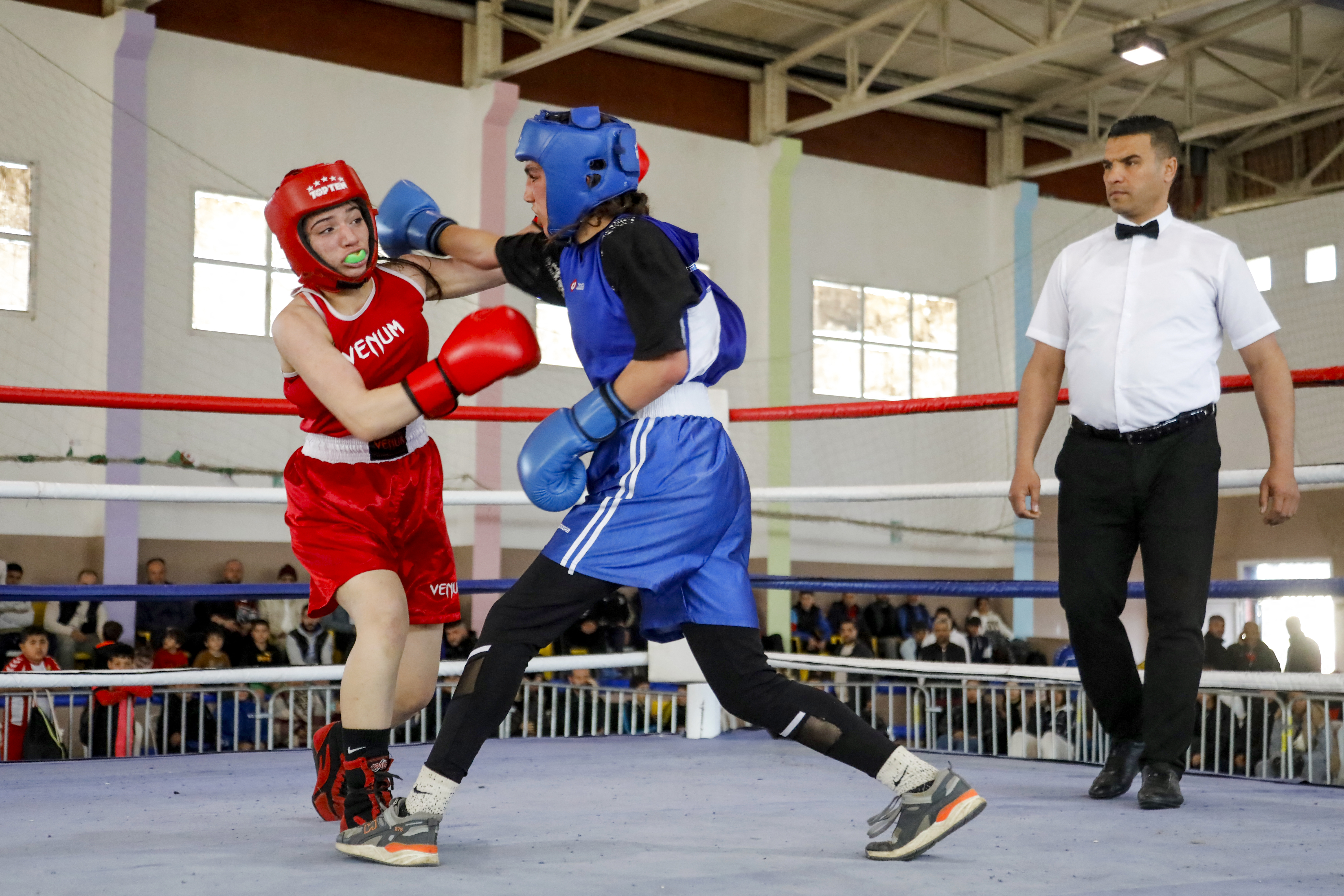 Tras los pasos de Imane Khelif, las argelinas se suben al ring de boxeo