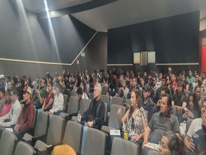 Presentan la charla “Matemáticas o Magia” en el Centro Universitario de los Lagos