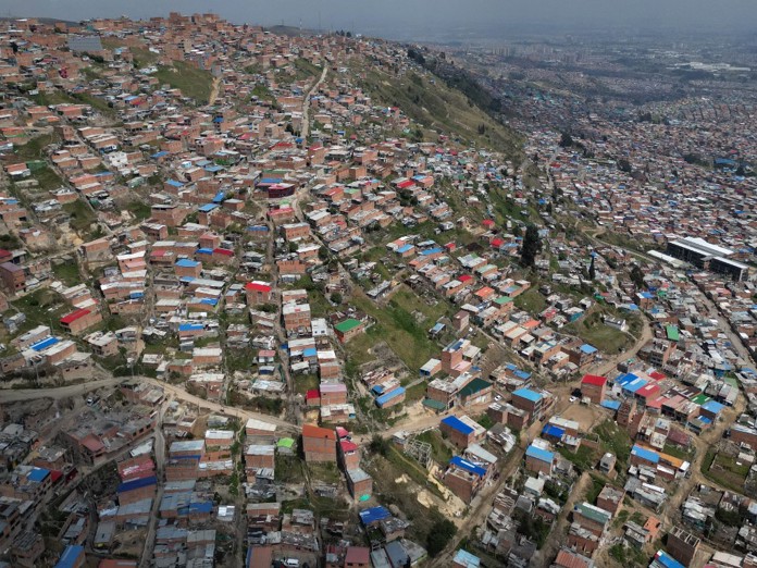 Desastres climáticos obligan a personas a huir en cifras récord, alerta la ONU