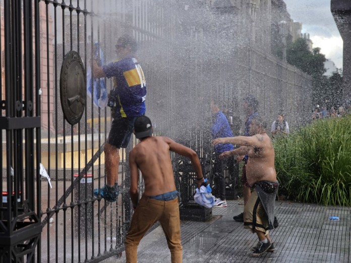 Nueva marcha de jubilados desafía al gobierno de Argentina