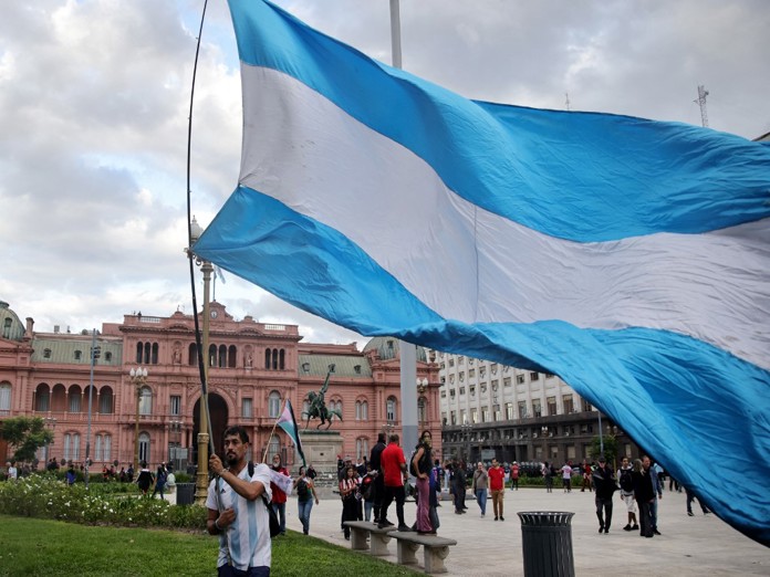 Nueva marcha de jubilados desafía al gobierno de Argentina