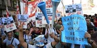 Nueva marcha de jubilados desafía al gobierno de Argentina