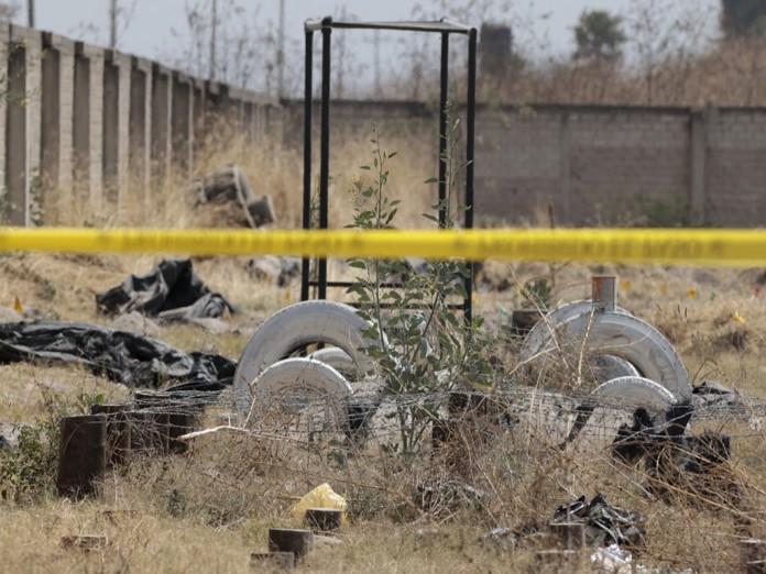 Familiares de desaparecidos recorren desesperados finca donde hallaron restos en Teuchitlán