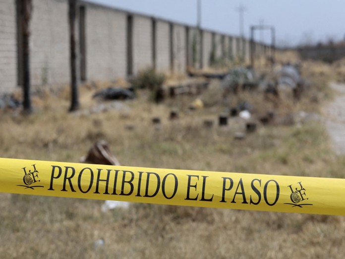 Familiares de desaparecidos recorren desesperados finca donde hallaron restos en Teuchitlán