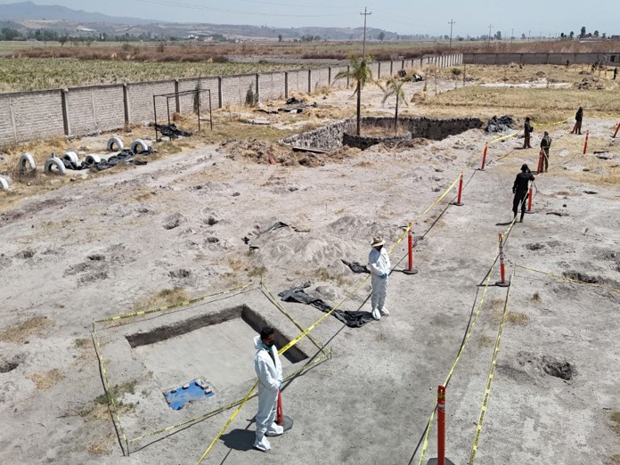 Familiares de desaparecidos recorren desesperados finca donde hallaron restos en Teuchitlán