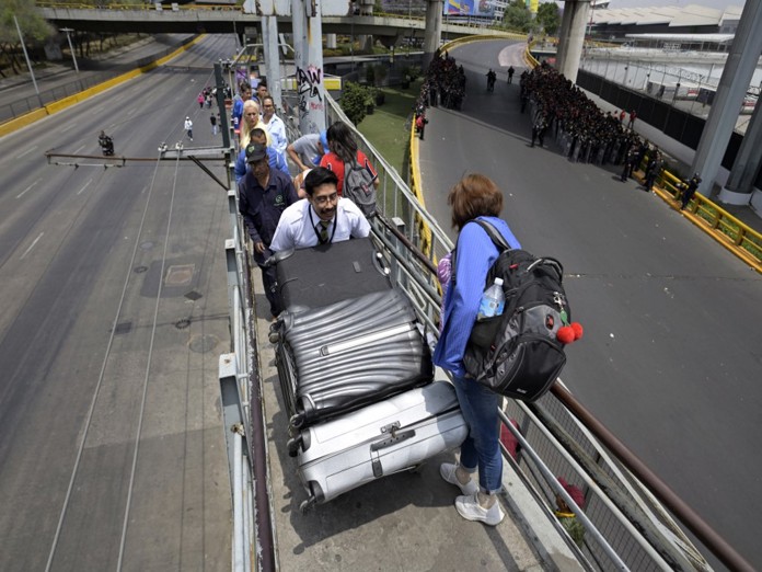 Protesta de maestros genera caos en el aeropuerto de Ciudad de México