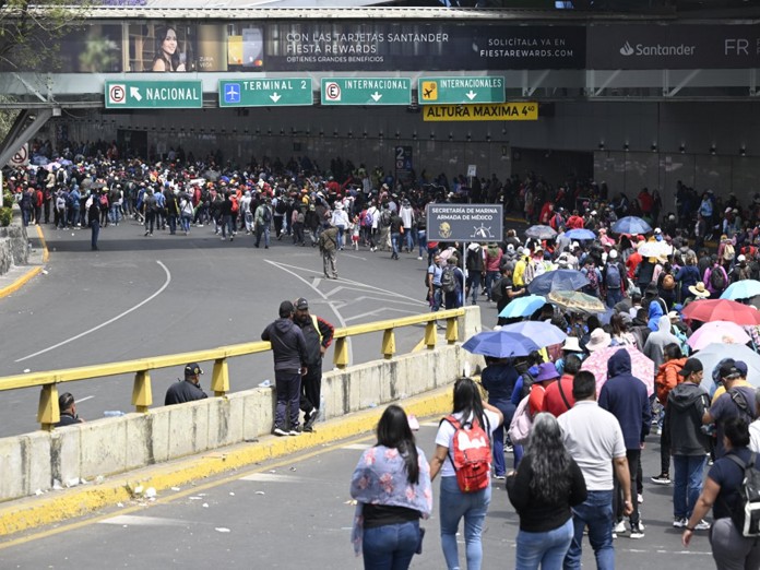 Protesta de maestros genera caos en el aeropuerto de Ciudad de México