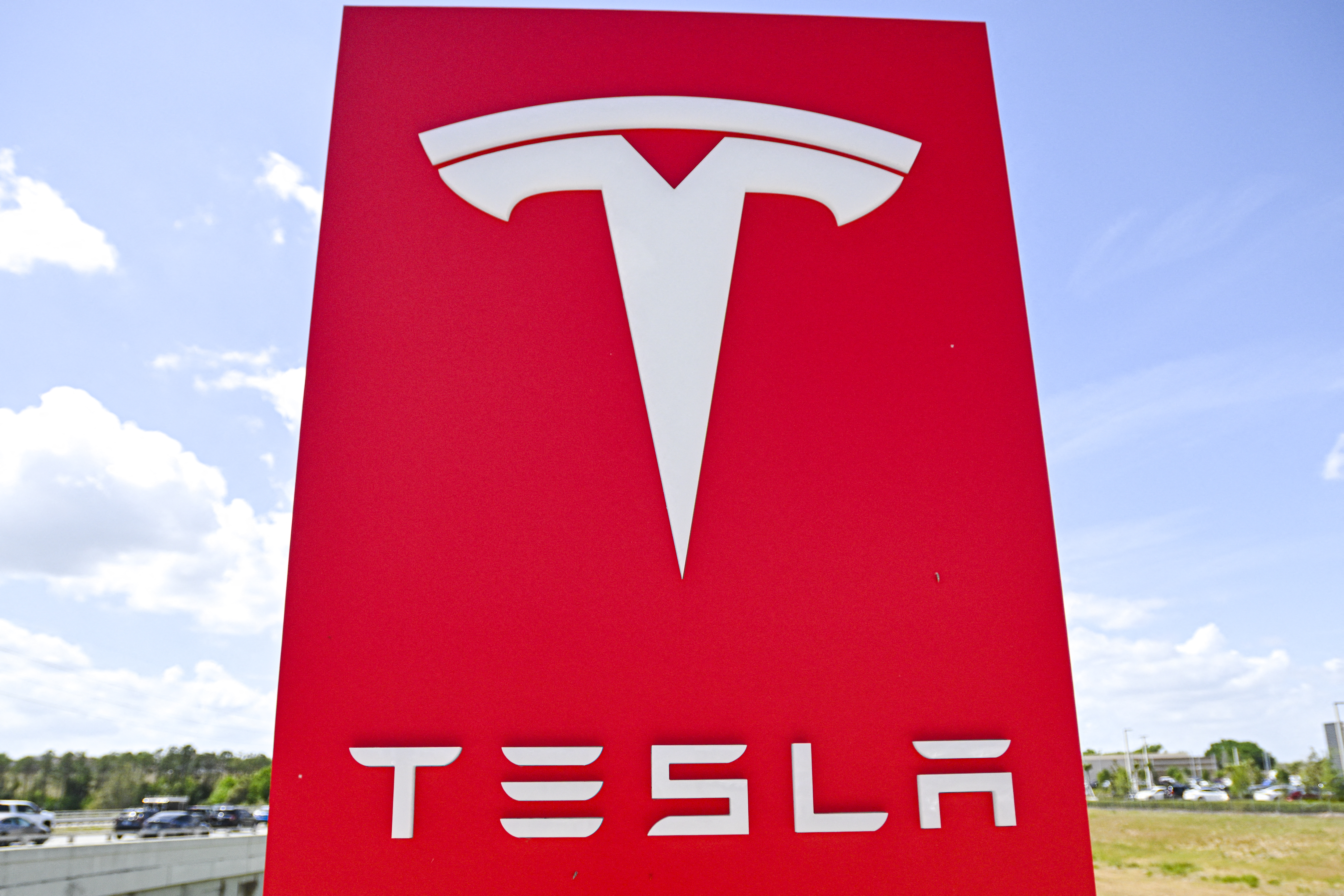 Familia de adolescente muerta en accidente demanda a Tesla en EEUU