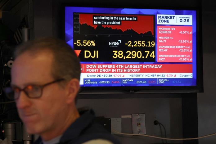 Wall Street se hunde casi 6% por guerra comercial lanzada por Trump