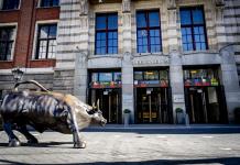 Sigue el desplome de las bolsas y el petróleo después de que China anunciara nuevos aranceles a EEUU