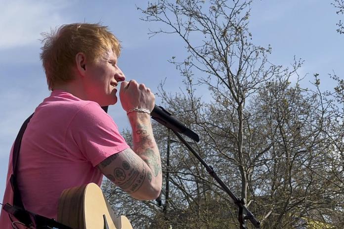 Ed Sheeran da un concierto sorpresa en Londres para promocionar su nueva canción Azizam