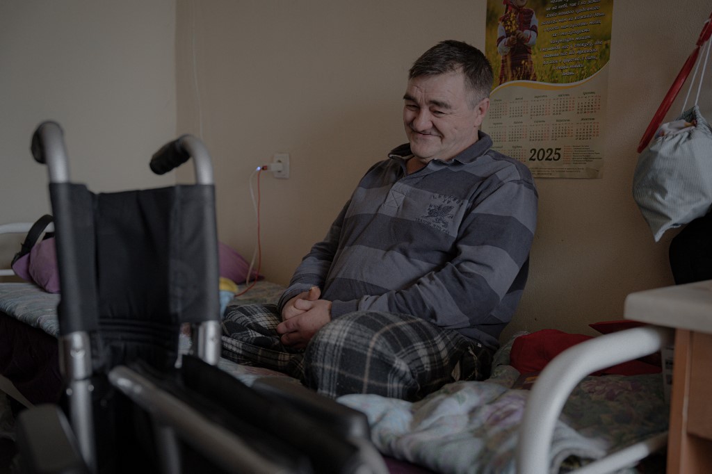 Inmersos en una guerra, la dura vida de los ancianos de una residencia en Ucrania