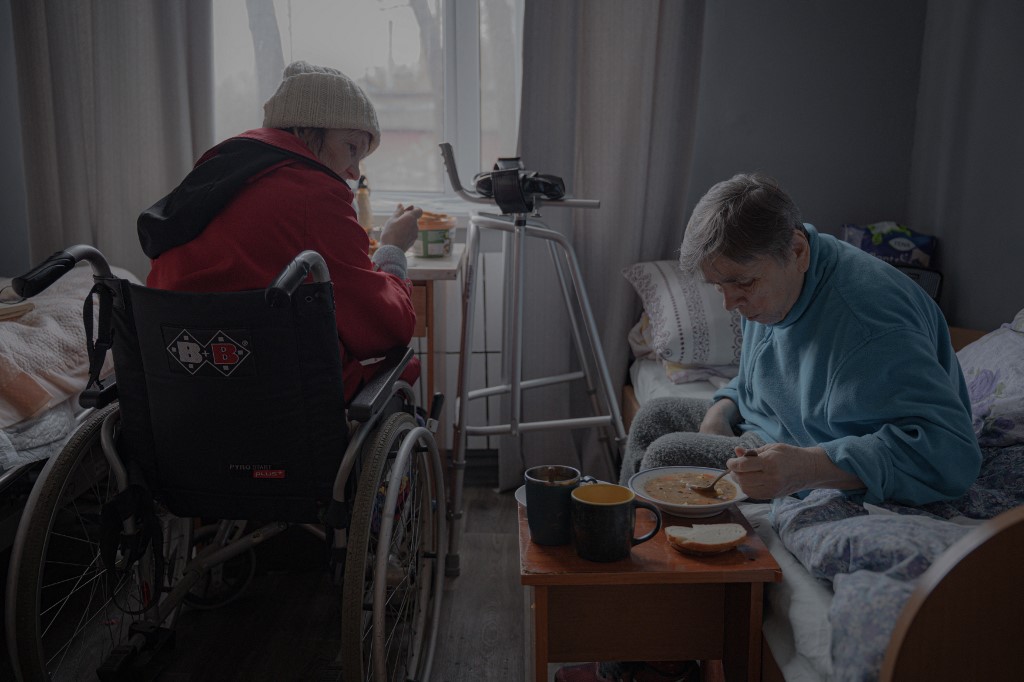 Inmersos en una guerra, la dura vida de los ancianos de una residencia en Ucrania