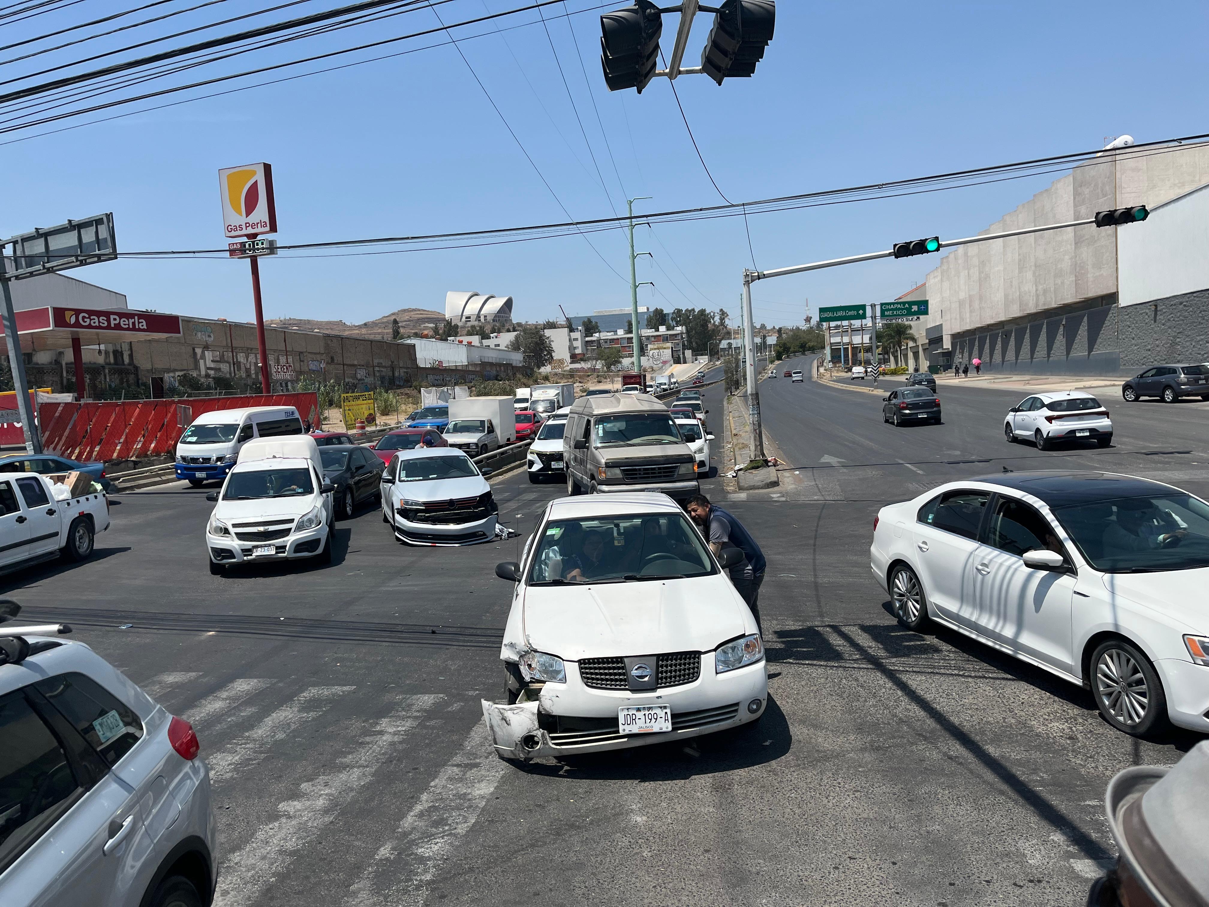 Calculan que las remodelaciones a la Av. Camino Real a Colima concluirán en marzo del próximo año.