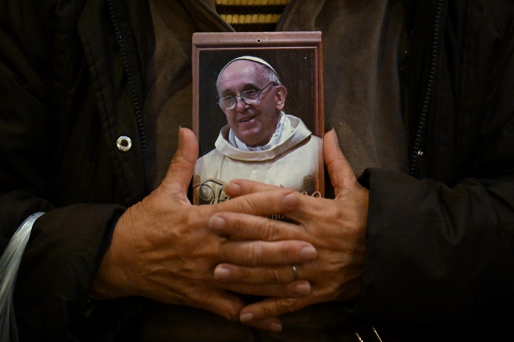 La muerte del papa Francisco tiñe de luto y tristeza la Plaza de San Pedro