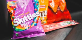 EE.UU. prohibirá antes de 2027 varios colorantes sintéticos usados en snacks y bebidas