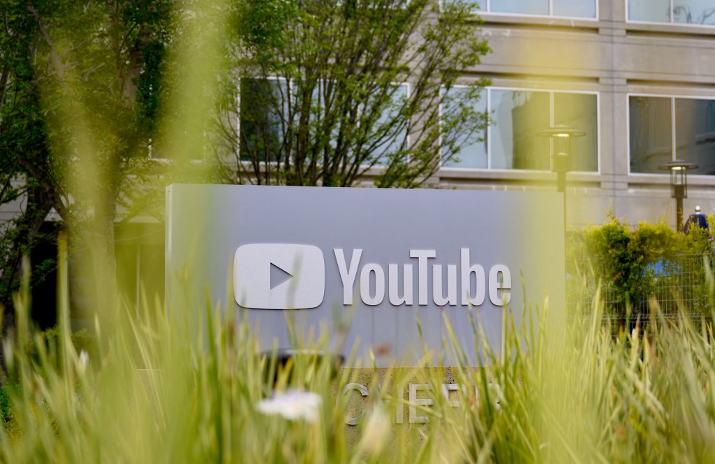 Canales de YouTube emiten contenido falso generado por IA sobre juicio del rapero Combs