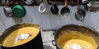 Remover cielo y tierra para hornear pan en Gaza