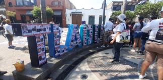 Estudiantes voluntarios se unen a la pega de fichas de búsqueda de desaparecidos