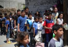 No tengo cómo alimentar a mis hijos: gazatíes desesperados luchan por conseguir comida