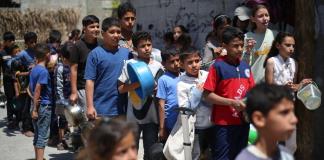 No tengo cómo alimentar a mis hijos: gazatíes desesperados luchan por conseguir comida