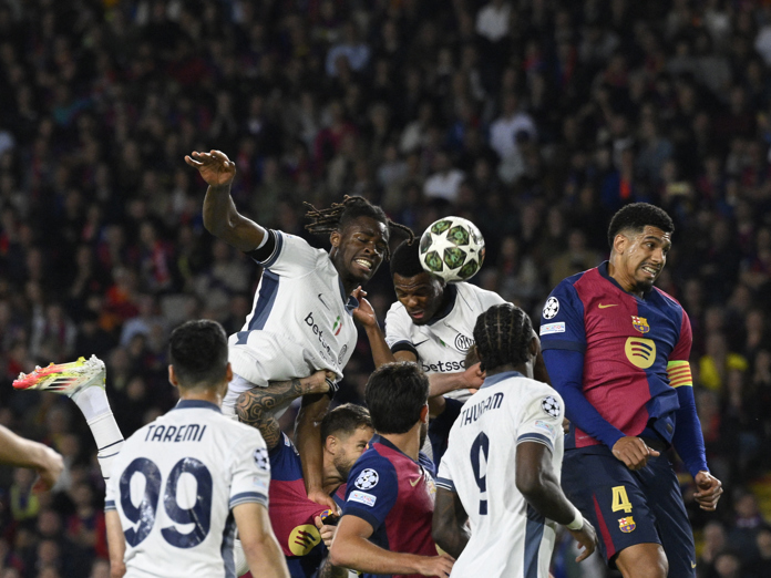 Lautaro Martínez y Koundé, cambiados por lesión en semifinal de Champions Lautaro Martínez y Koundé, cambiados por lesión en semifinal de Champions