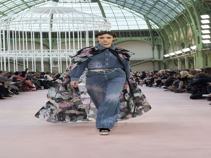 El denim, la tradicional tela de los pantalones vaqueros, se sofistica con seda y perlas El denim, la tradicional tela de los pantalones vaqueros, se sofistica con seda y perlas