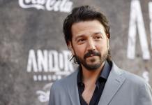 Diego Luna ironiza sobre aranceles en los premios Científicos de la Academia de Hollywood