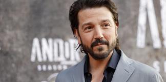 Diego Luna ironiza sobre aranceles en los premios Científicos de la Academia de Hollywood