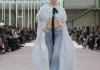 El denim, la tradicional tela de los pantalones vaqueros, se sofistica con seda y perlas