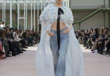 El denim, la tradicional tela de los pantalones vaqueros, se sofistica con seda y perlas