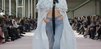 El denim, la tradicional tela de los pantalones vaqueros, se sofistica con seda y perlas