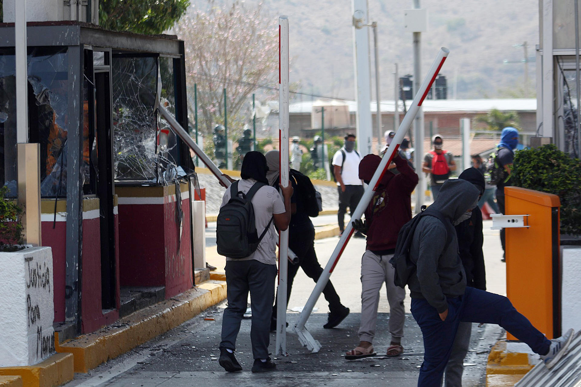 Estudiantes destrozan peaje en autopista al sur de México tras asesinato de activista Estudiantes destrozan peaje en autopista al sur de México tras asesinato de activista