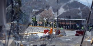 Estudiantes destrozan peaje en autopista al sur de México tras asesinato de activista
