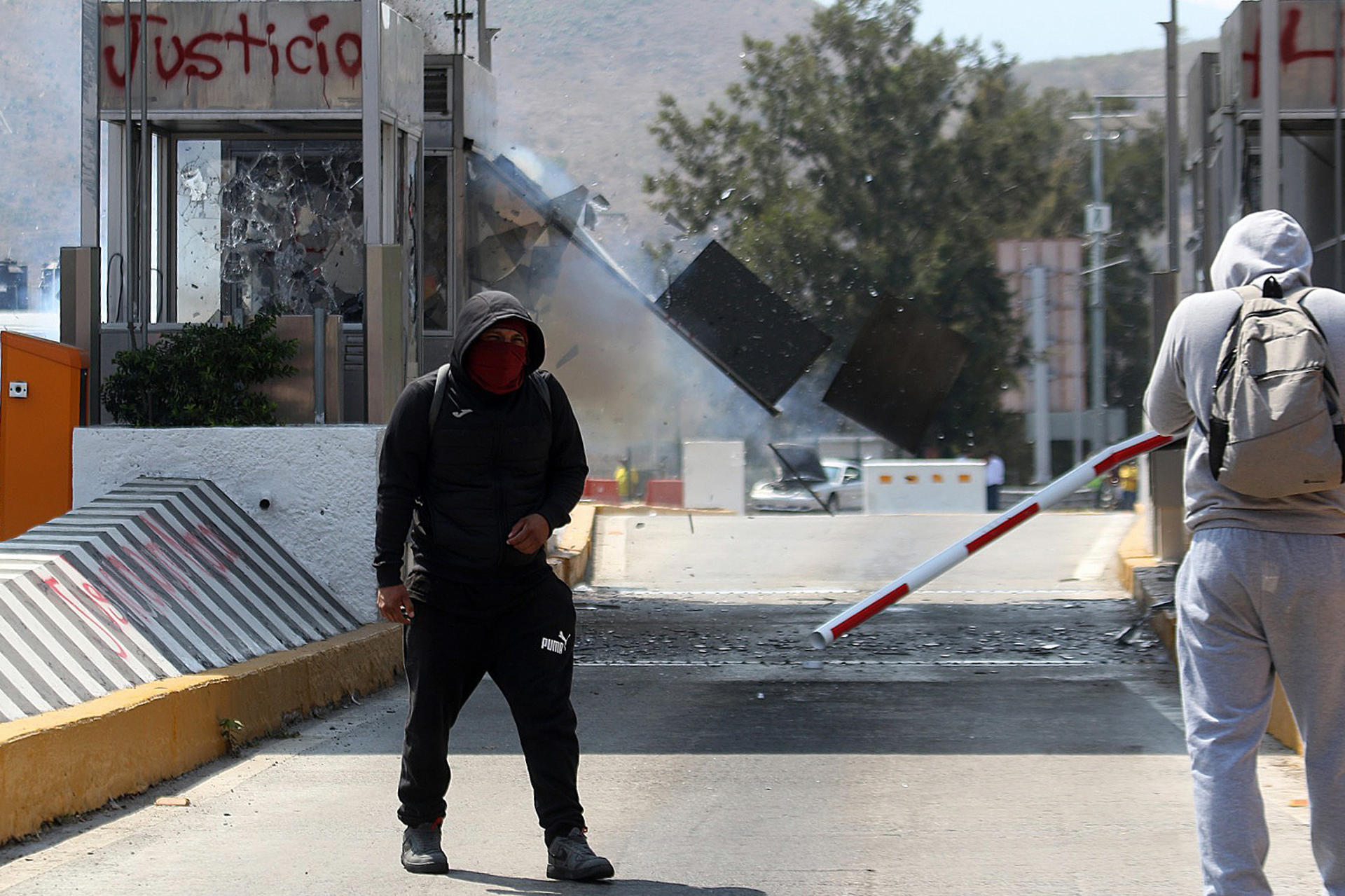 Estudiantes destrozan peaje en autopista al sur de México tras asesinato de activista Estudiantes destrozan peaje en autopista al sur de México tras asesinato de activista