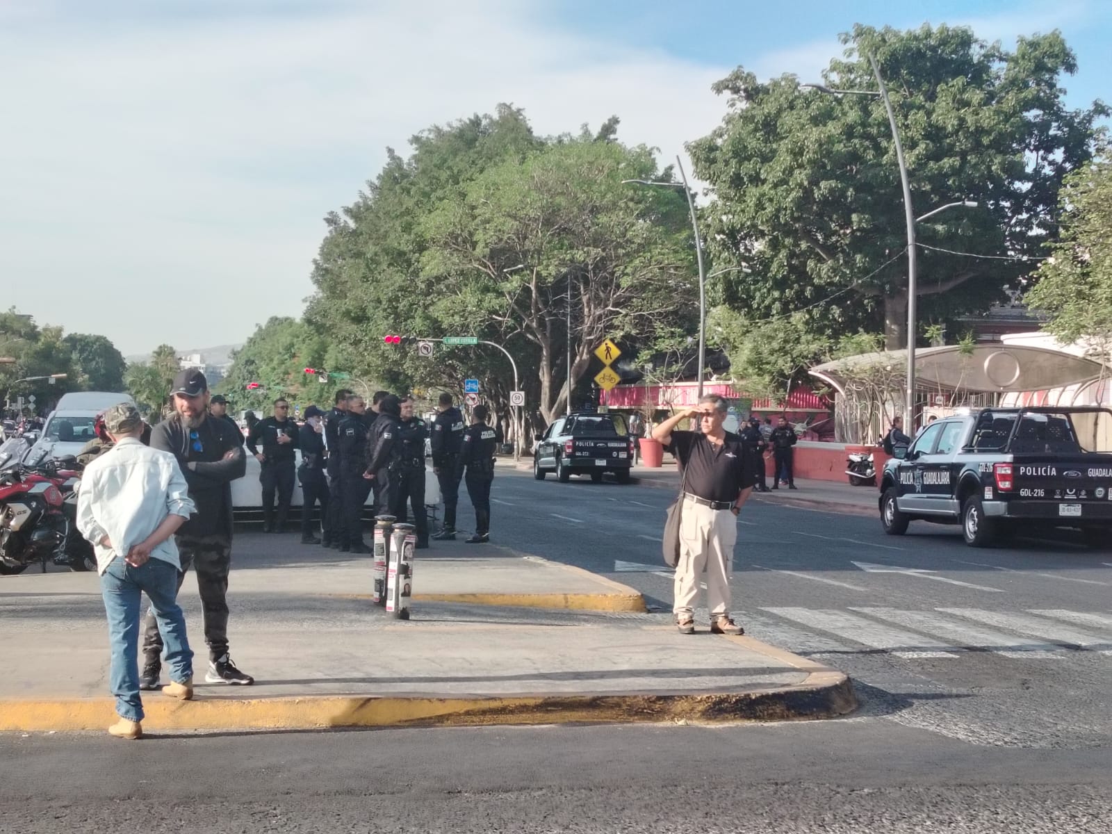 De nuevo, comerciantes del Parque Rojo protestan y cierran vialidades De nuevo, comerciantes del Parque Rojo protestan y cierran vialidades