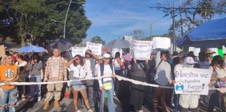 De nuevo, comerciantes del Parque Rojo protestan y cierran vialidades