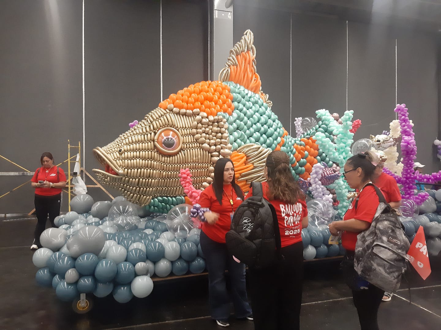 Animales marinos gigantes de globo desfilan en Guadalajara Animales marinos gigantes de globo desfilan en Guadalajara