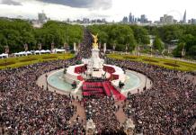 Los británicos celebran junto a la familia real el 80 aniversario del fin de la Segunda Guerra Mundial