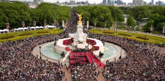 Los británicos celebran junto a la familia real el 80 aniversario del fin de la Segunda Guerra Mundial
