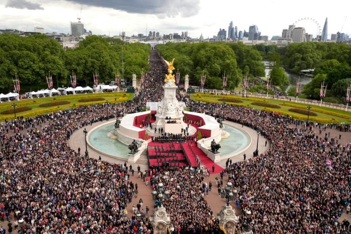 Los británicos celebran junto a la familia real el 80 aniversario del fin de la Segunda Guerra Mundial