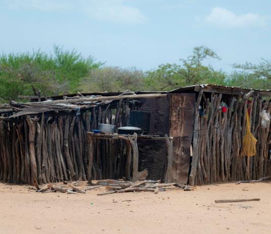 Desamparo en un desierto de Colombia: indígenas y migrantes padecen recortes de Trump