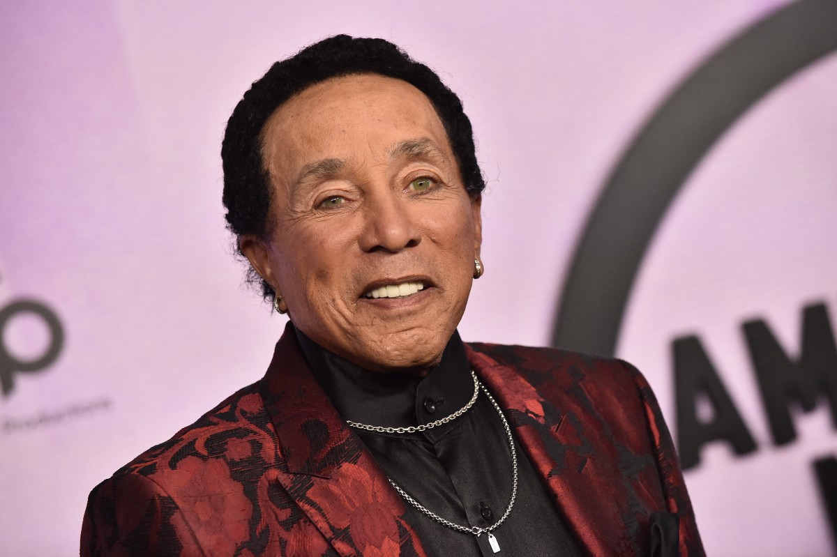 Cantante Smokey Robinson es demandado por cuatro exempleadas por ataque sexual Cantante Smokey Robinson es demandado por cuatro exempleadas por ataque sexual