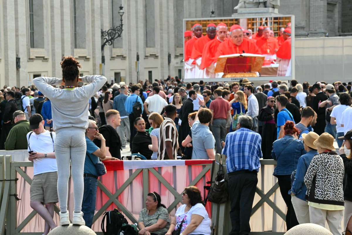 Cardenales se encierran en la Capilla Sixtina para elegir sucesor de Francisco Cardenales se encierran en la Capilla Sixtina para elegir sucesor de Francisco