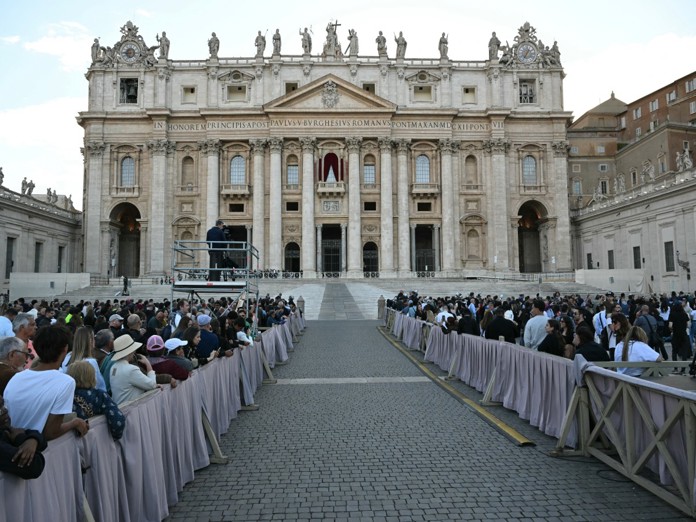 Cardenales se encierran en la Capilla Sixtina para elegir sucesor de Francisco Cardenales se encierran en la Capilla Sixtina para elegir sucesor de Francisco