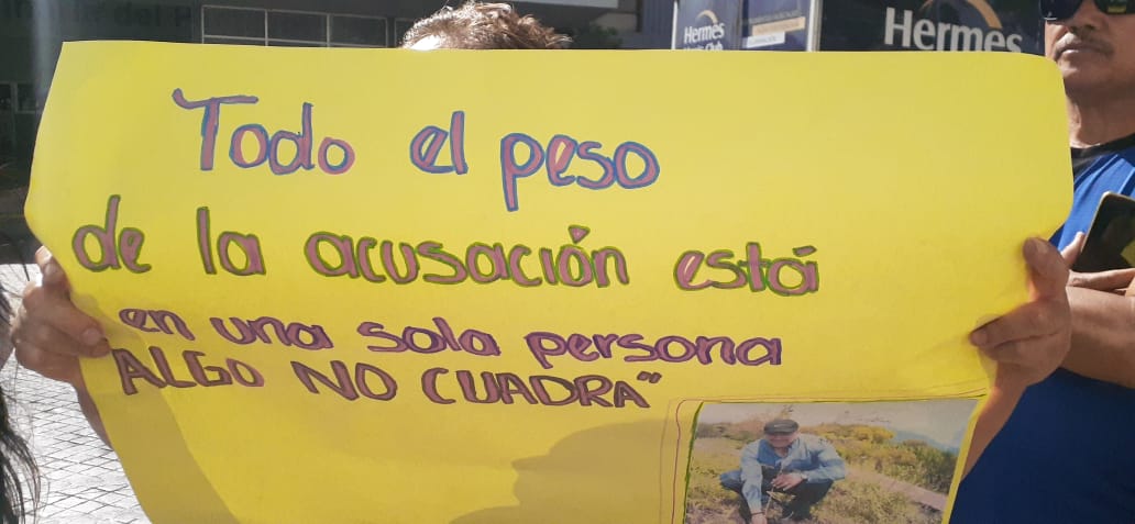 Vecinos de Teuchitlán se manifestaron frente a la FGR para exigir la libertad del alcalde Vecinos de Teuchitlán se manifestaron frente a la FGR para exigir la libertad del alcalde