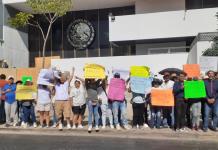 Vecinos de Teuchitlán se manifestaron frente a la FGR para exigir la libertad del alcalde