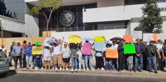 Vecinos de Teuchitlán se manifestaron frente a la FGR para exigir la libertad del alcalde